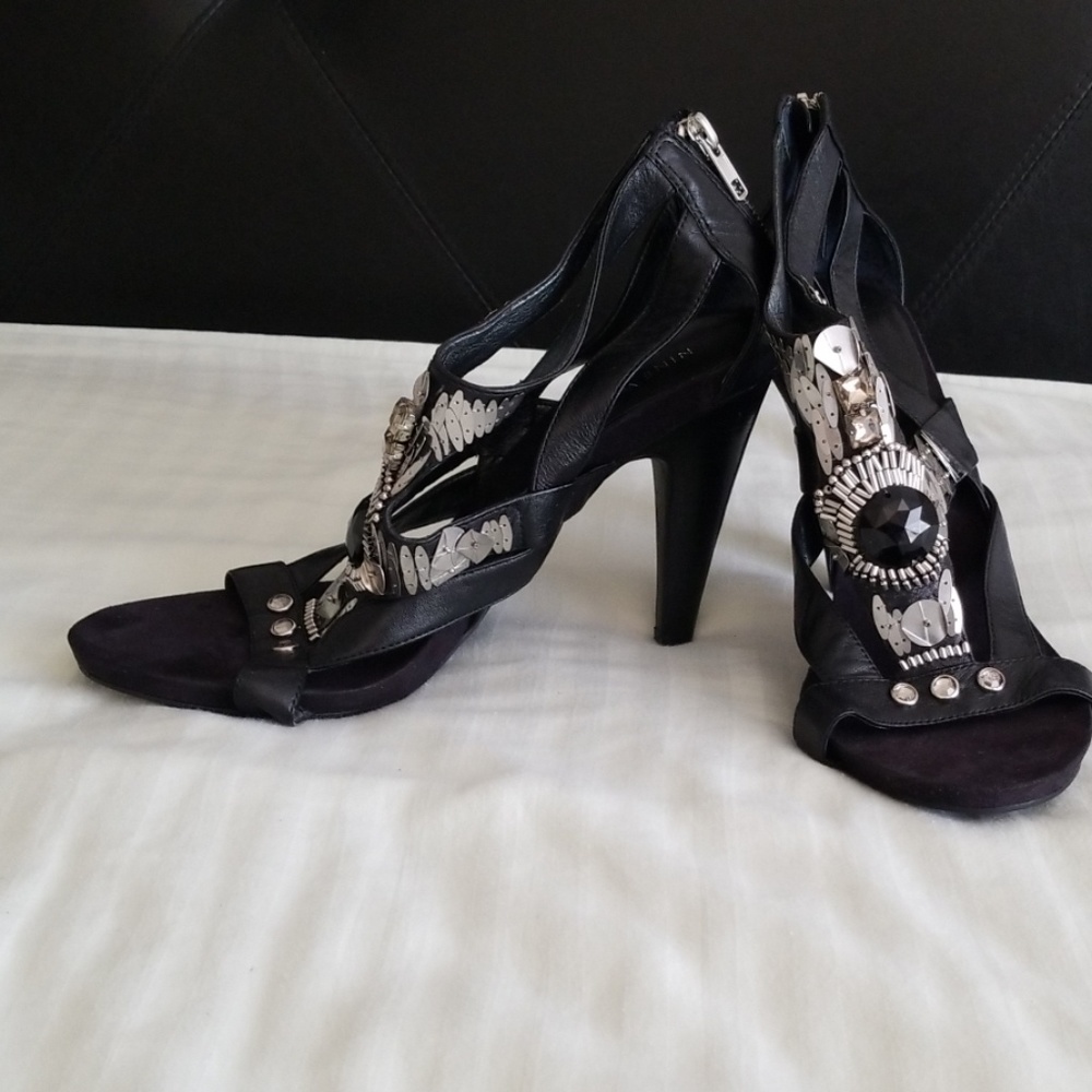 Black pumps